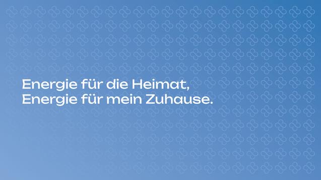 Text auf einem blauen Hintergrund: „Energie für die Heimat, Energie für mein Zuhause.“ mit floralem Muster im Hintergrund.