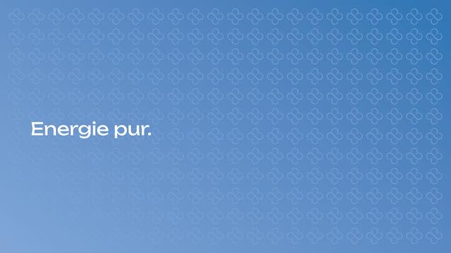 Text auf einem blauen Hintergrund: „Energie pur.“ mit einem Muster aus kleinen, hellen Blumenmotiven im Hintergrund.