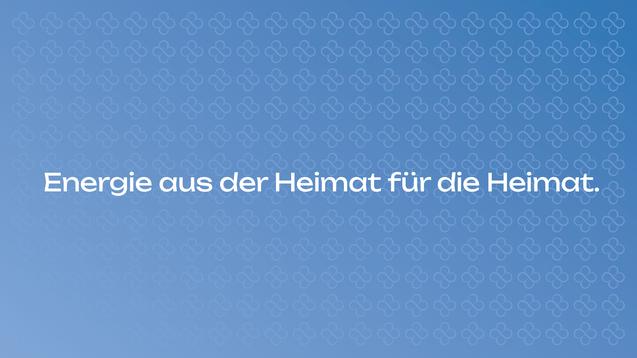 Heller Hintergrund mit Blumenmuster; Text: „Energie aus der Heimat für die Heimat.“ in großer, klarer Schrift.