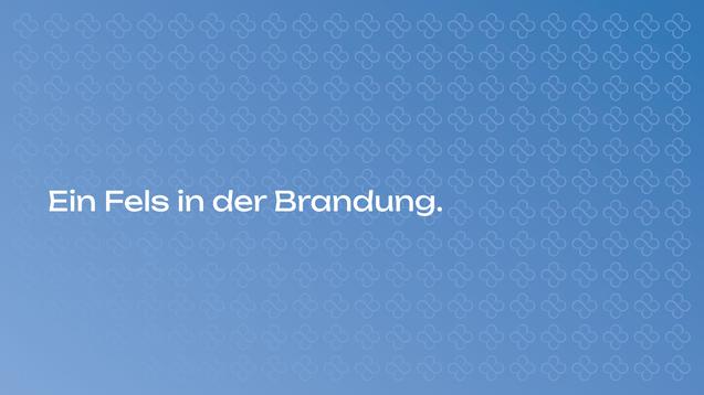 Fels in Wellenbrand auf einem blauen Hintergrund mit subtilen Mustern im Hintergrund.