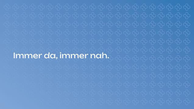 Text auf sanft blauem Hintergrund: "Immer da, immer nah." mit dezentem Muster.