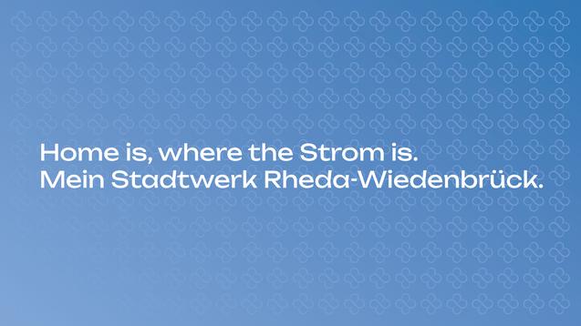 Text auf einem blauen Hintergrund: „Home is, where the Strom is. Mein Stadtwerk Rheda-Wiedenbrück.“ Hintergrundmuster in hellblau.