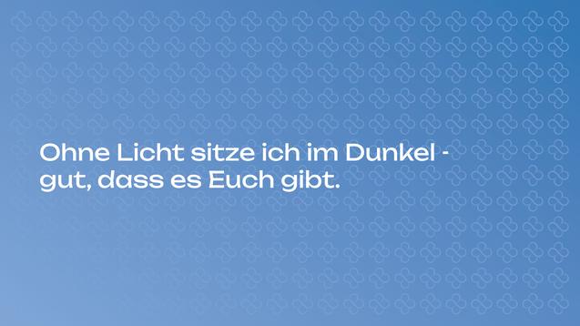 Text auf sanftem Farbverlauf: „Ohne Licht sitze ich im Dunkel - gut, dass es Euch gibt.“ Hintergrundmuster aus kleinen Blüten.