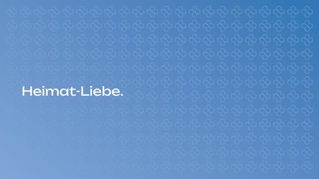 Heller Hintergrund mit stilisierten weißen Blumenmustern und dem Text „Heimat-Liebe“ in großer Schrift.