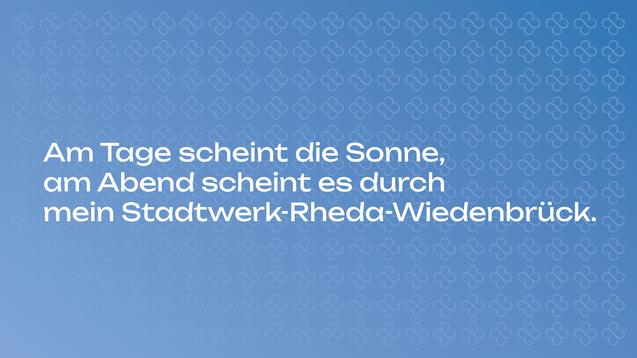 Text auf blauem Hintergrund: „Am Tage scheint die Sonne, am Abend scheint es durch mein Stadtwerk-Rheda-Wiedenbrück.“