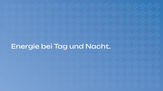 Text auf blauen Hintergrund: "Energie bei Tag und Nacht." mit dezente Blumensymbole im Hintergrund.