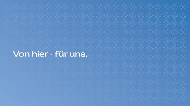 Text auf einem blauen Hintergrund: "Von hier - für uns." mit einem Muster aus leichten floralen Motiven.