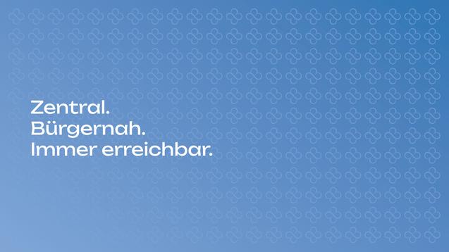 Himmelblauer Hintergrund mit textlicher Darstellung: "Zentral. Bürgernah. Immer erreichbar." in weißer Schrift.