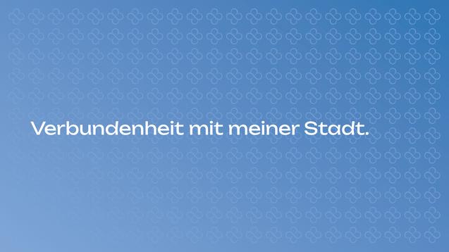 Hintergrund in Blau mit wiederholtem Blumenmuster und der Schriftzug „Verbundenheit mit meiner Stadt“ in Weiß.