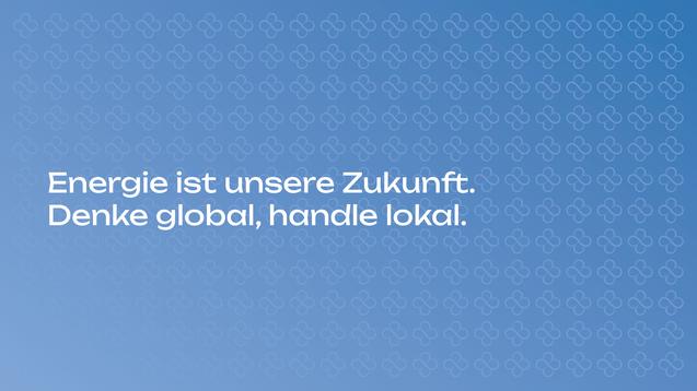 Text auf einem blauen Hintergrund: „Energie ist unsere Zukunft. Denke global, handle lokal.“